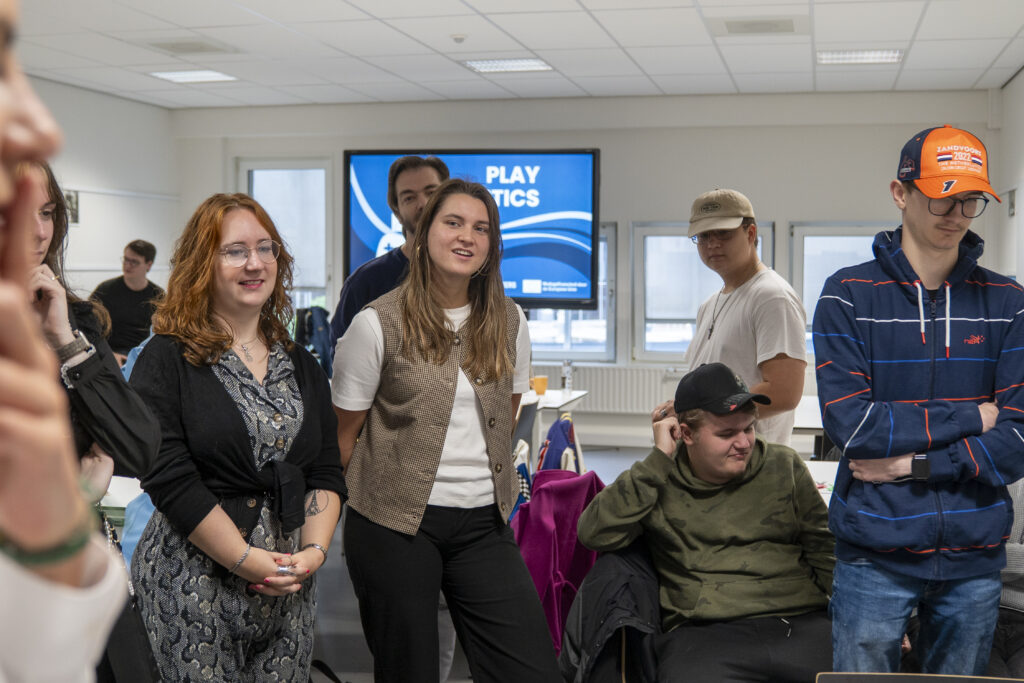 Een groep jongeren luistert