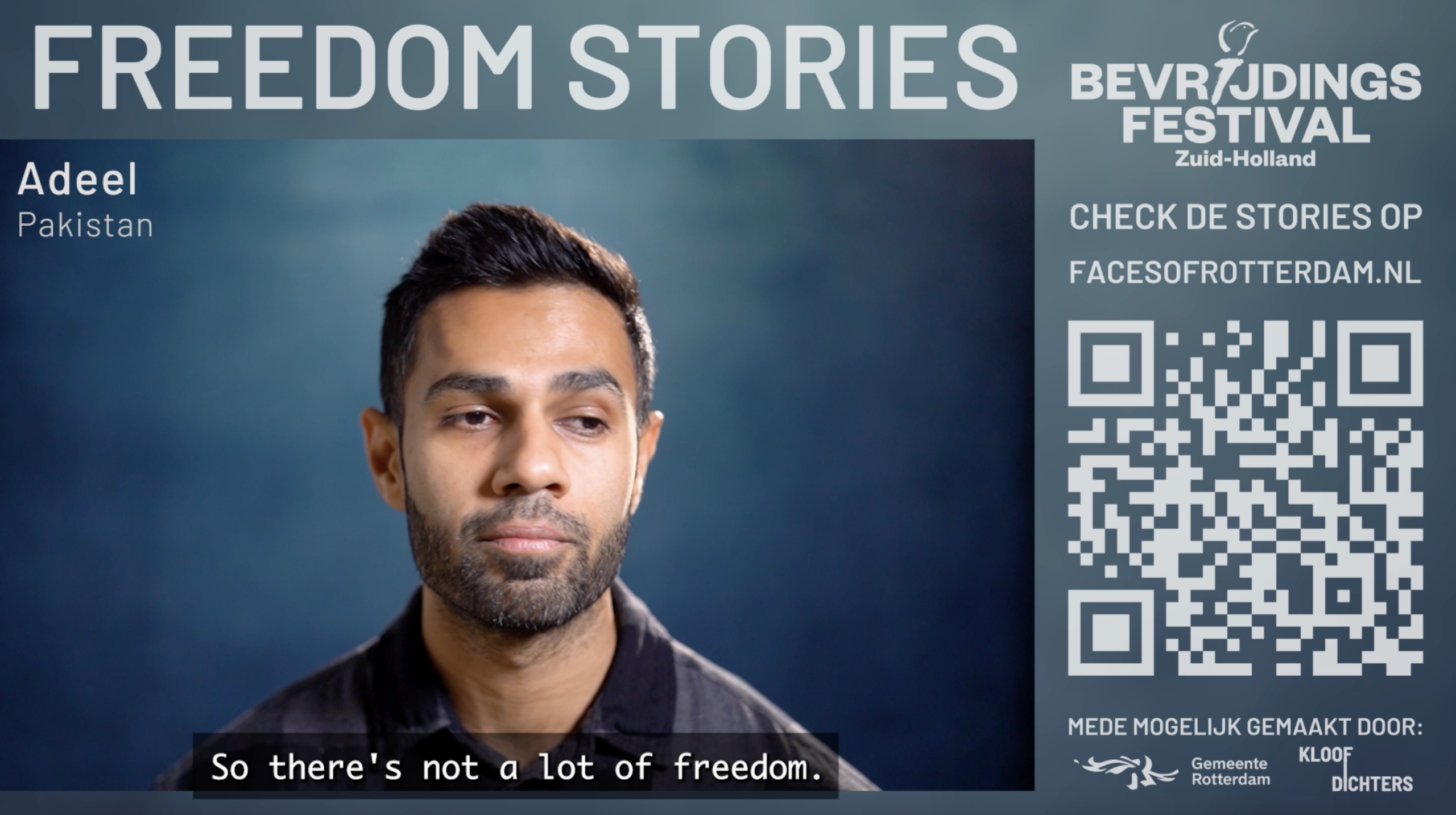 Je ziet een blauw scherm met de titel 'Freedom Stories'. Daaronder een Pakistaanse man met bruin kort haar en bruine ogen en een lichte baard. Daaronder ondertiteling van wat hij zegt, dat Pakistan niet vrij was.